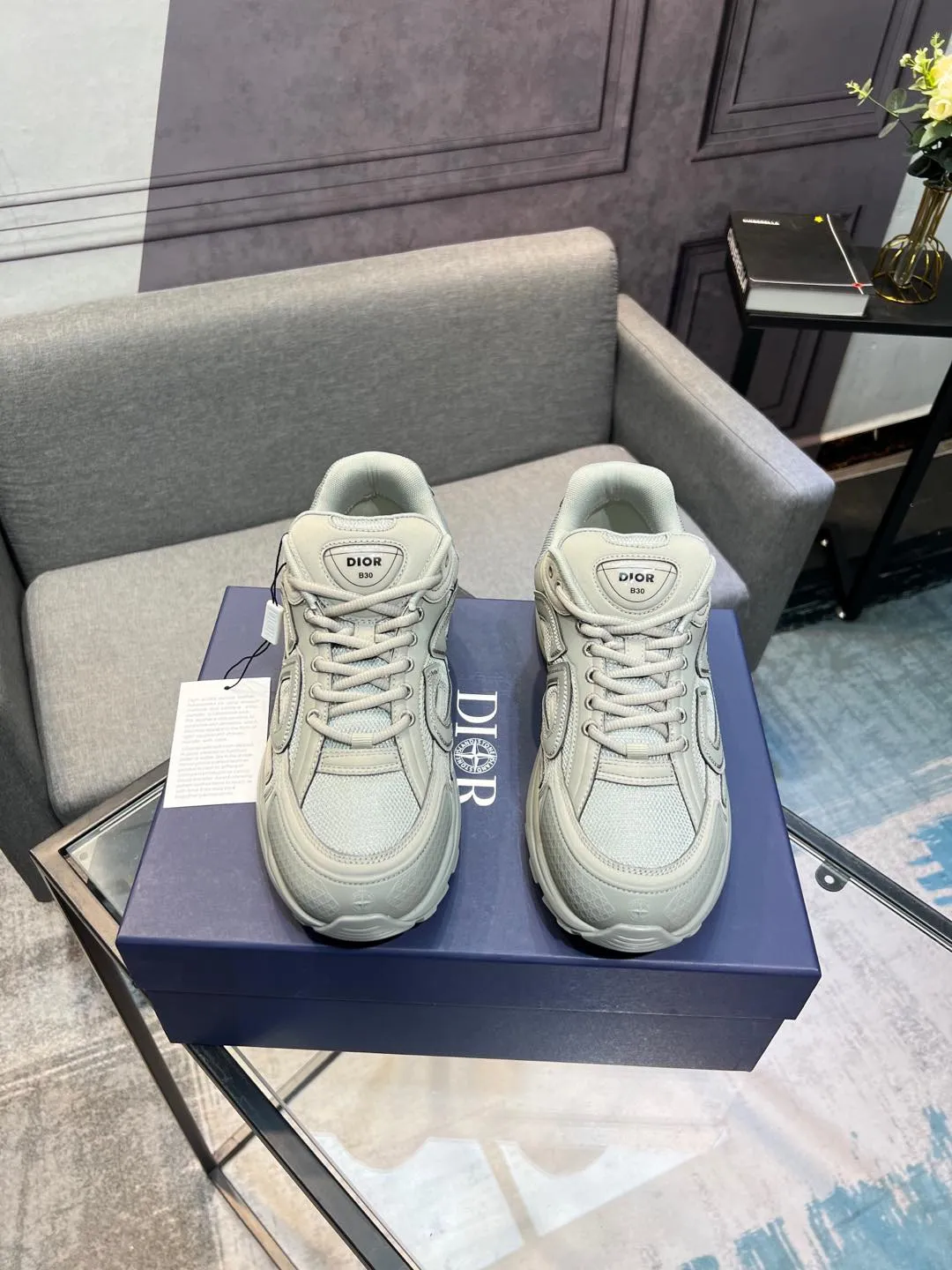 Men's shoes 💰600 high version joint model 🍸 Dior Dior The Island co-branded B30 sneakers follow the trend of the retro market and are Dad Shoes style shoes. The Dior logo on the tongue also indicates that this pair of shoes is the B30 model! B30 uses fine-textured leather and mesh cloth materials to form a shoe body. There are conspicuous letters CD on both sides of the shoe body to indicate the identity. Many lines on the shoe body outline the details, making the shoes look less monotonous and full of retro flavor. ♺ Upper: Original customized technical fabric + mesh ♺ Inner lining: Original customized breathable lining ♺ Outsole: Original molded IP foam + TPU outsole ♺ Heel height: 3.5cm ♺Code number: 39-44 (45 46 customized)